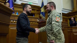 President Zelensky presents commander with coin from Biden