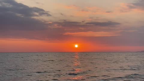 "Golden Horizon: A Stunning Sunset"