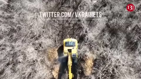 Ukrainian drone targets Russians digging a trench with an excavator Breaking NEWS