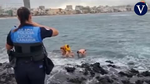 Un policía local salva a un bañista en la playa de Las Canteras