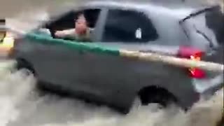 Video: ¡Qué susto! Vehículo se quedó atrapado en arroyo de San pedro