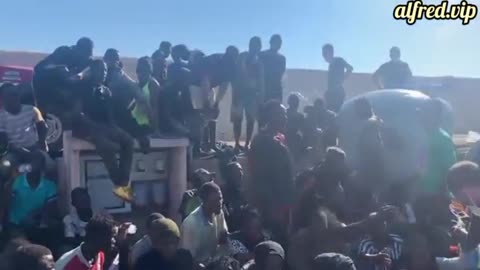 5000 African Migrants Arrive On The Italian Island Of Lampedusa Which Only Has 6000 Residents
