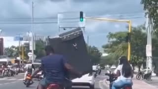 Video insólito: hombre va en moto cargando estufa en plena avenida