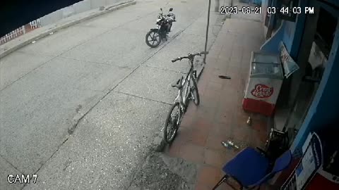 Disparan contra hombre en tienda