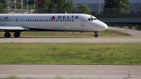 Delta Boeing 717-200 departing St Louis Lambert Intl - STL