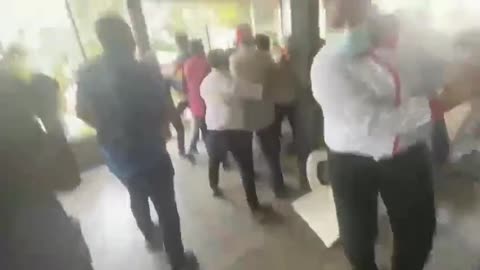 Venezuelan citizens attack US puppet Juan Guaido at a restaurant.