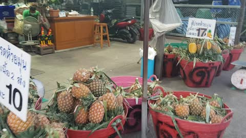 VERY CHEAP PINEAPPLES