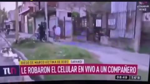 Argentine reporter gets his mobile phone stealed on camera