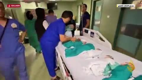 ガザのアル・シファ病院2023年11月14日頃の状況 保育器が使用できなくなったためそのまま寝かされている新生児など