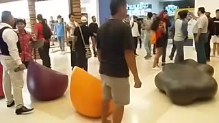 Manifestantes ingresan a centro comercial