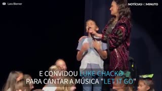 Idina Menzel chama criança no palco para cantar "Let It Go" e surpreende-se