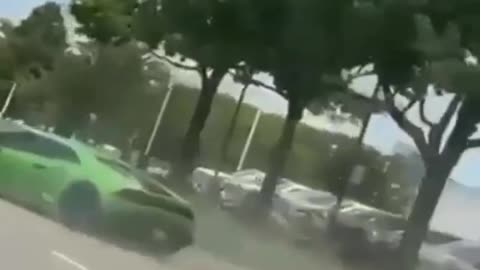 Idiot Lamborghini owner couldn't control his car, result in crash roadside