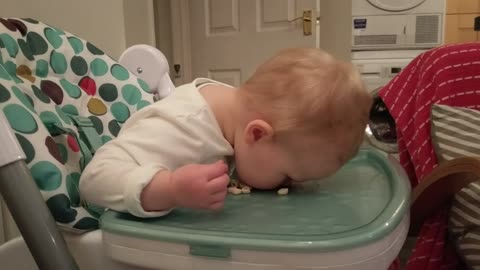 Beba realmente ama su cereal