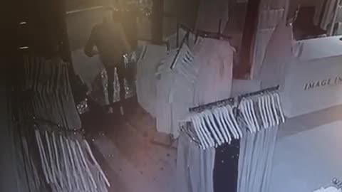 Robbers break into Supreme clothing store in Durban