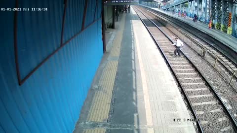 Cop saves man from coming under train at Mumbai railway station