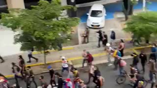Video: Marcha avanza por la Carrera 39 en Cabecera