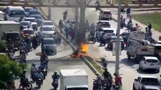 Queman moto a presuntos atracadores en Los Caracoles