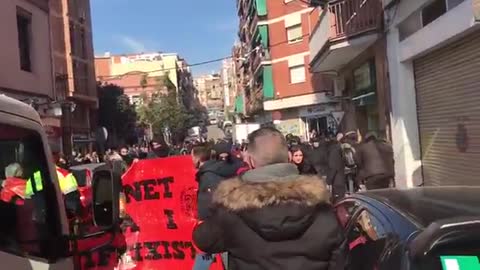 La ultraizquierda agrede a los manifestantes españoles en santa Coloma de Gramanet (Barcelona)