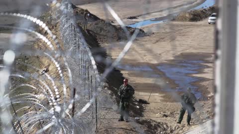 Migrant Mother Impaled While Trying to Climb Border Fence with Children, 3 and 5