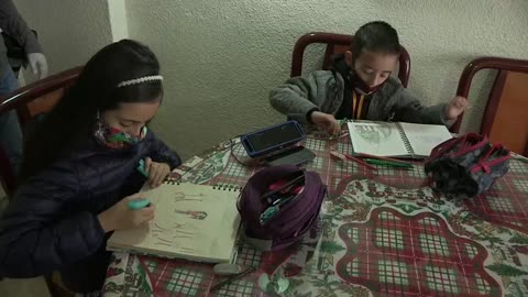 La radio vuelve a ser la escuela de miles de niños en Colombia
