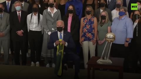 AWKWARD: Biden Tries to Kneel in Pic with Athletes – Whole Room LAUGHS at Him