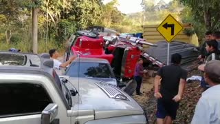 A la altura de Aratoca, una tractomula se volteó y aprisionó a una turbo.