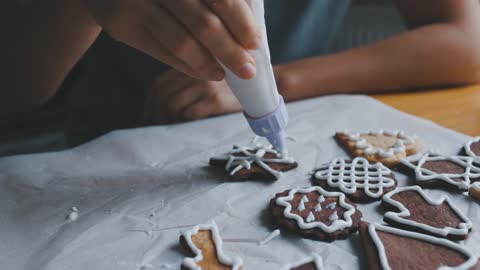 decorating-christmas-cookies-with-pastry-bag