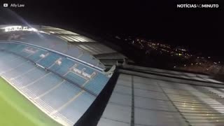 Jovens invadem estádio do Manchester City durante a noite