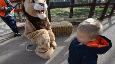 Toddler shows "lion" who's the boss