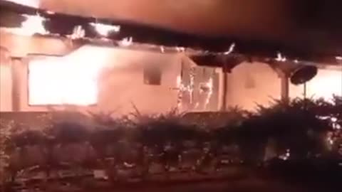 Islamisten in Nigeria steken een kerk in Kamantan in brand