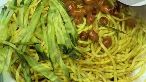 Hot and sour noodles, the easiest food to make at home