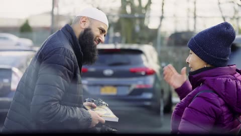 A Muslim man Asking strangers for food then paying their entire groceries