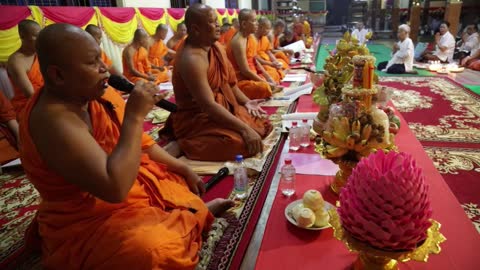 Rezos y ofrendas marcan el inicio del Festival de la Muerte en Camboya