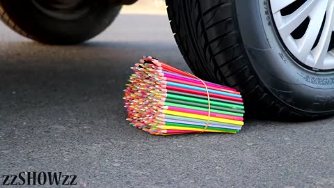 Aplastando Cosas Crujientes y Suaves! Lápices de Colores VS Rueda de Coche