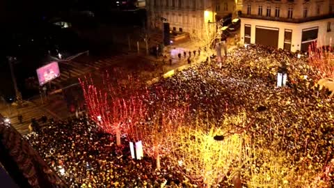 Los chalecos amarillos inundan los Campos Elíseos en medio de festejos por 2019