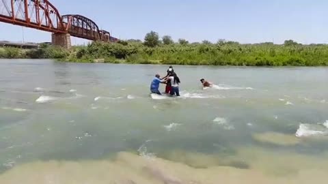 Migrant couple with son try to cross the Rio Grande in Piedras Negras (05/08/2022)