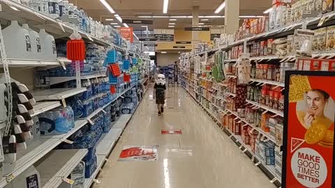 Little boy gets creative in grocery store during pandemic