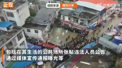 Cina, i trasgressori anti covid vengono pubblicamente umiliati e fatti sfilare per le strade