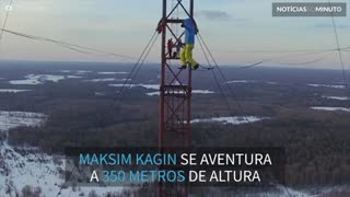 Aventureiro pratica slackline em uma das torres mais altas da Rússia