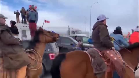 Une centaine de cowboys canadiens viennent d'arriver au blocage à la frontière américaine en Alberta