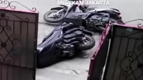 Motorbike thieves caught by the owner and chased by residents