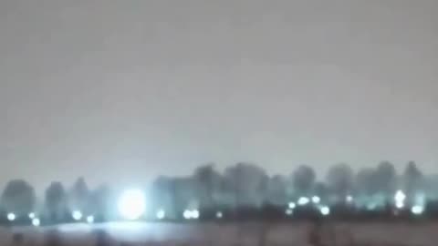 ★ OVNI lumineux atterrissant à Kozhukhova en Russie !