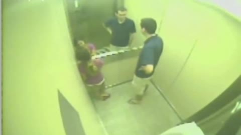 Girl with a quick reflex wins against a malfunctioning elevator