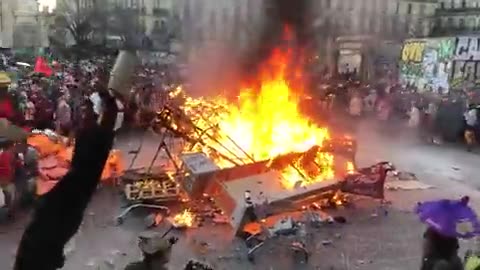 PARYŻ: Rewolucja trwa we Francji.