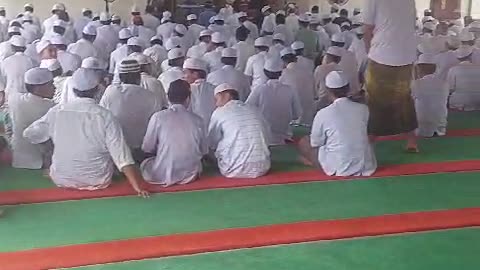 Etiquette of Indonesian Muslims during prayers