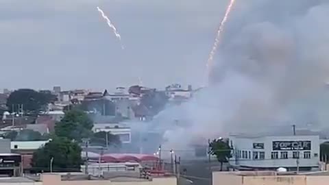 Fogo em loja de fogos de artifício provoca explosões e deixa funcionário ferido em SP