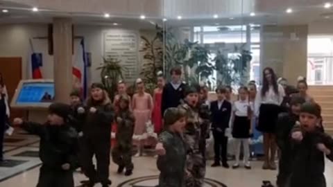 Μαθήματα βασικής ΣΤΡΑΤΙΩΤΙΚΗΣ εκπαίδευσης με ΟΠΛΑ σε ρωσικά σχολεία