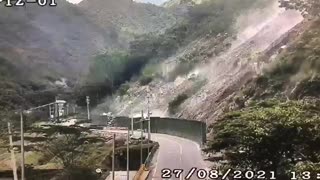 Video:Piedra gigante taponó la vía que conduce a Villavicencio