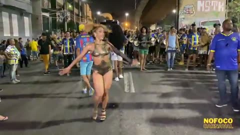 Carnival in Rio de Janeiro - Samba woman dancing