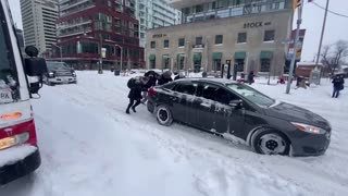 Winter storm dumps heavy snow on Canada